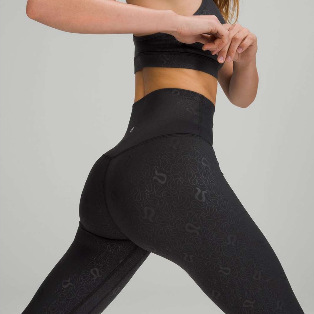 Lululemon Align Pant 25"
Yogo Emboss Black, size 4